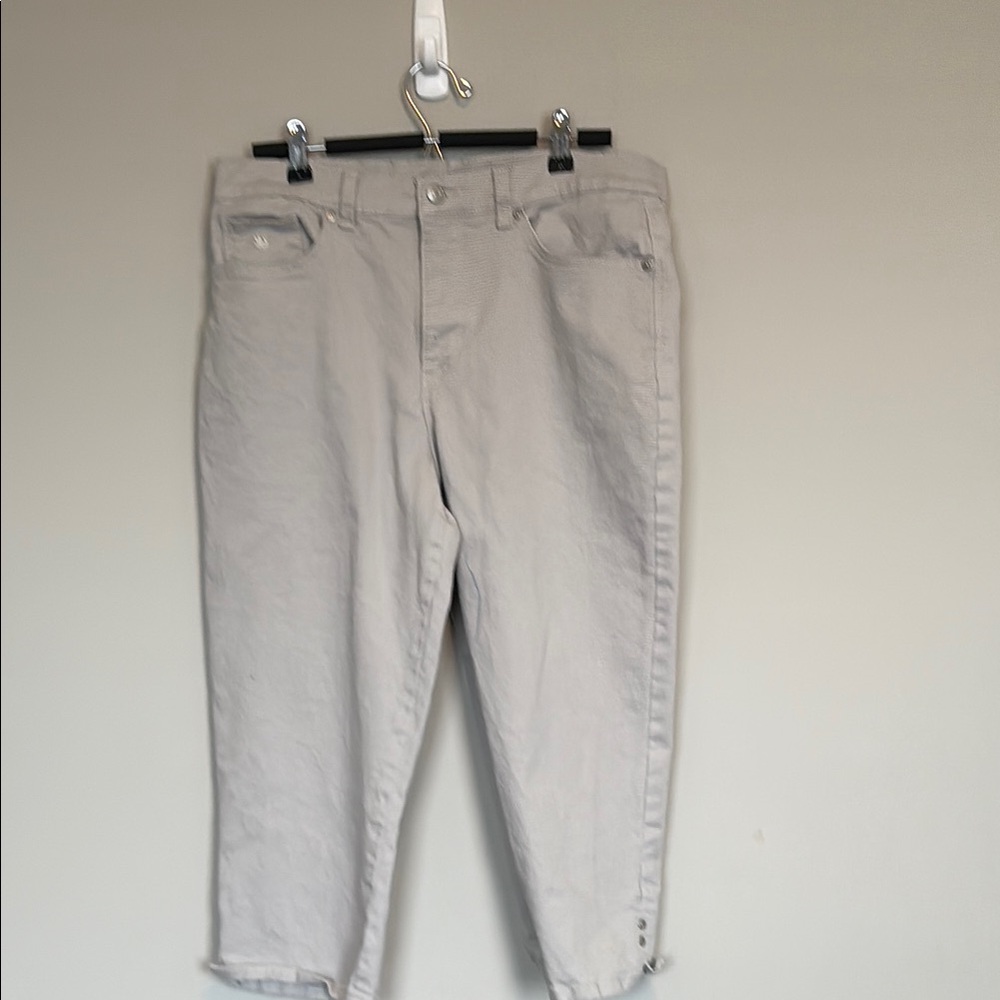 Gloria Vanderbilt cream coloured denim cropped pants. Ladies size 12